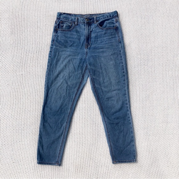 American Eagle Medium Wash High Waisted Mom Jeans Size 6s - Picture 1 of 5